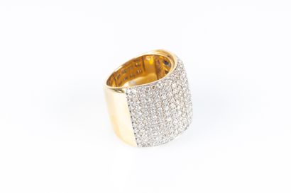 Importante bague en or de deux tons sertie...