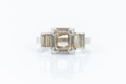 Monture de bague en or gris et platine sertie...