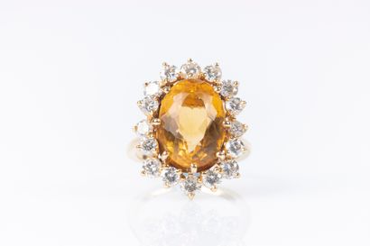 Bague en or sertie d'une citrine ovale pesant...