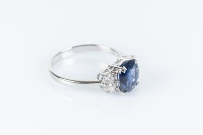 Bague en or blanc sertie d'un saphir de Ceylan...