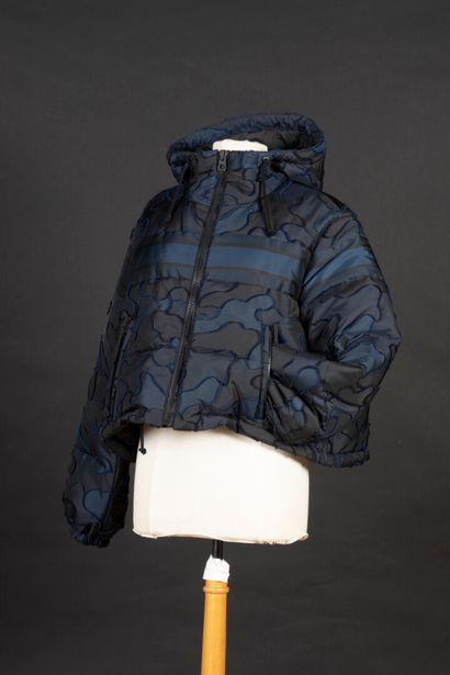DIOR. Doudoune courte à capuche noir et marine,...
