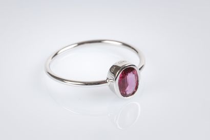 Bague en or blanc centrée en clos d'un rubis...