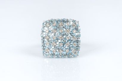 Bague en or gris carrée sertie de 36 aigues...