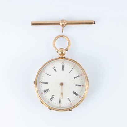 Montre de col en or guilloché, le cache-poussière...