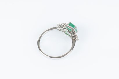 Bague en or blanc sertie d'une émeraude taille...