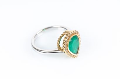 Bague en or de deux tons sertie d'une émeraude...