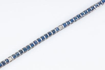 Bracelet ligne en or gris serti de saphirs...