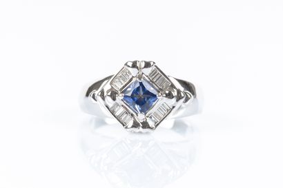Bague en or blanc octogonale sertie d'un...