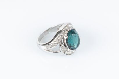 Bague en or blanc sertie d'une tourmaline...