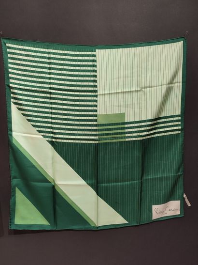 Ensemble de 3 foulards dont :

- PIERRE CARDIN....