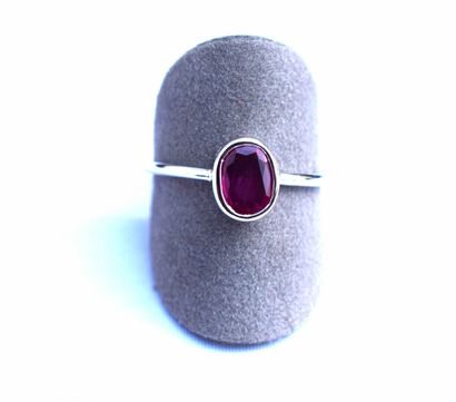 Bague en or blanc centrée en clos d'un rubis...