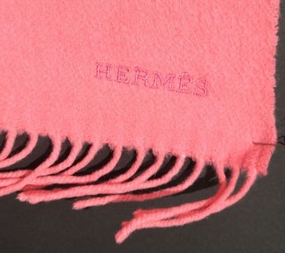 HERMES. Châle en cachemire rose. 180 x 150...