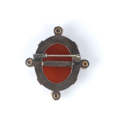 Broche en or sertie d'un camée en agate sculpté...