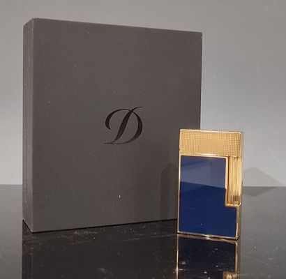DUPONT. Briquet en laiton et laque bleue,...