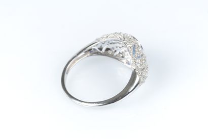Bague en or gris sertie d'un saphir ovale...