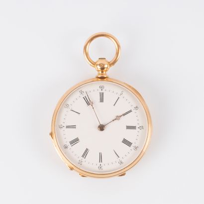 Montre de col en or guilloché et émaillé...