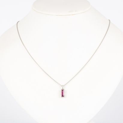 Pendentif en or blanc sur sa chaîne centré...