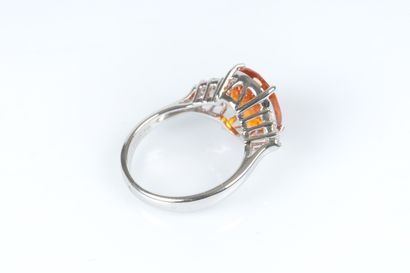 Bague en or gris sertie d'un grenat spessartite...