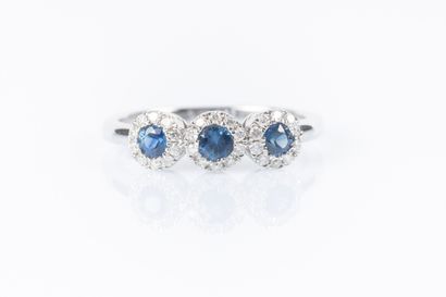 Bague en or gris sertie de 3 saphirs ronds...