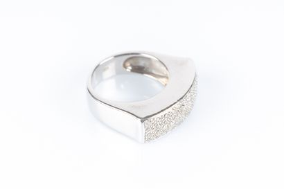 Bague en or blanc cossue sertie de diamants...