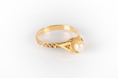 Bague en or anneau stylisé sertie d'une perle...