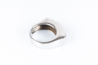 Bague en or blanc cossue sertie de diamants...