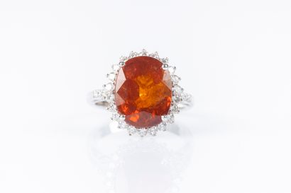 Bague en or gris sertie d'un grenat spessartite...