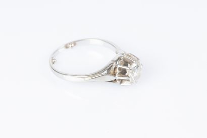 Bague solitaire en or gris et platine sertie...