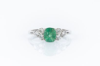 Bague en or blanc sertie d'une émeraude taille...