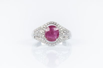 Bague en or blanc sertie de d'un rubis Birman...