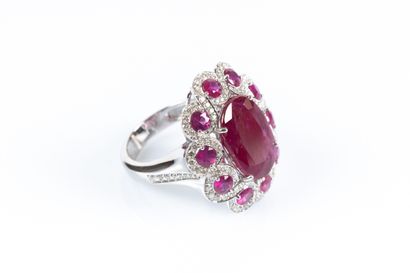 Importante bague en or blanc centrée d'un...