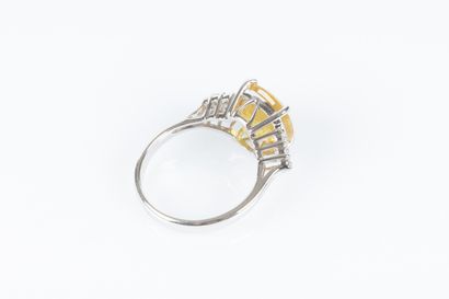 Bague en or blanc sertie d'un saphir jaune...