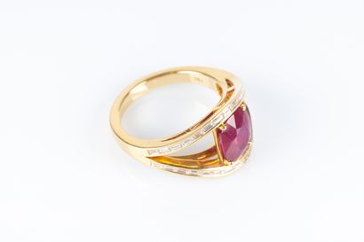 Bague en or jaune double anneau serti de...