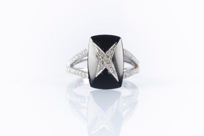 MAUBOUSSIN. Bague en or gris, ornée d'un...