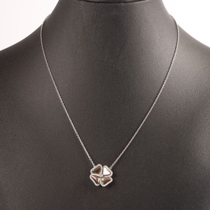 Pendentif en or blanc formant une fleur composée...