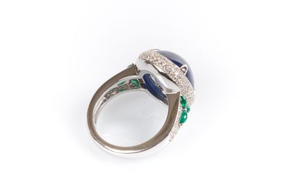 Bague en or blanc ornée d'un important saphir...