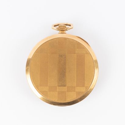 OMEGA. Montre de poche en or à décor guilloché...
