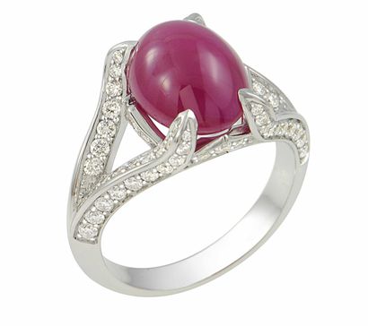 Bague en or blanc soutenant entre ses griffes...