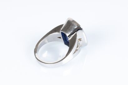 Bague en or blanc sertie d'un important saphir...