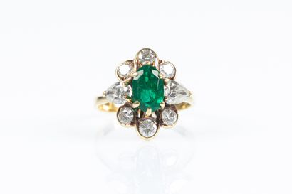 Bague en or jaune centrée d'une émeraude...