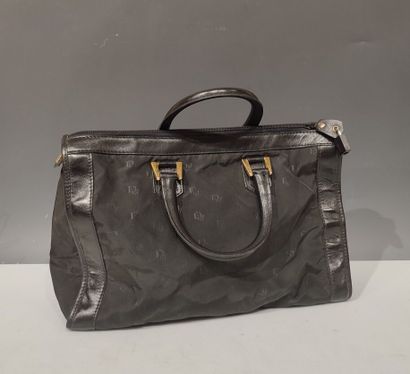 DIOR. Sac week-end en cuir lisse noir et...