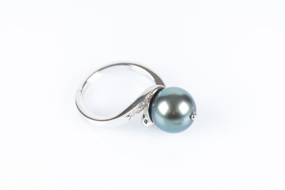 Bague en or blanc anneau mouvementé rehaussé...