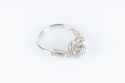 Bague tourbillon en or blanc sertie d'un...