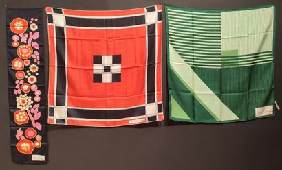 Ensemble de 3 foulards dont :

- PIERRE CARDIN....
