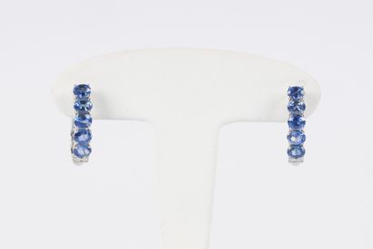 Paire de boucles d'oreilles en or gris serties...