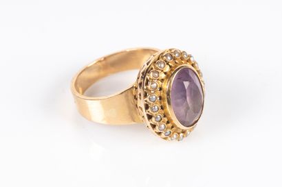 Importante bague en or sertie d'une améthyste...