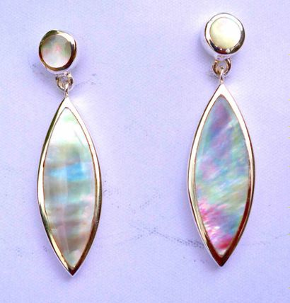 Paire de pendants d'oreilles en argent massif...