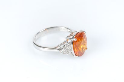 Bague en or gris sertie d'un grenat spessartite...