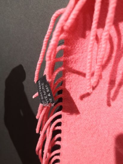 HERMES. Châle en cachemire rose. 180 x 150...