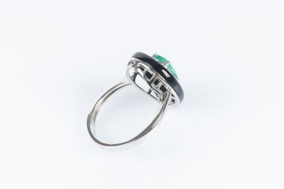 Bague poire en or blanc sertie d'une émeraude...